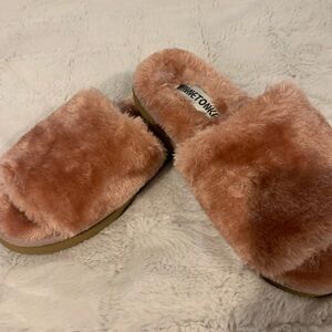 Minnetonka Women's Blush Fuzzy Slippers